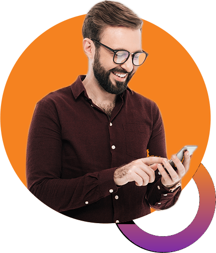 Membro Clubbix sorrindo enquanto usa o app no celular